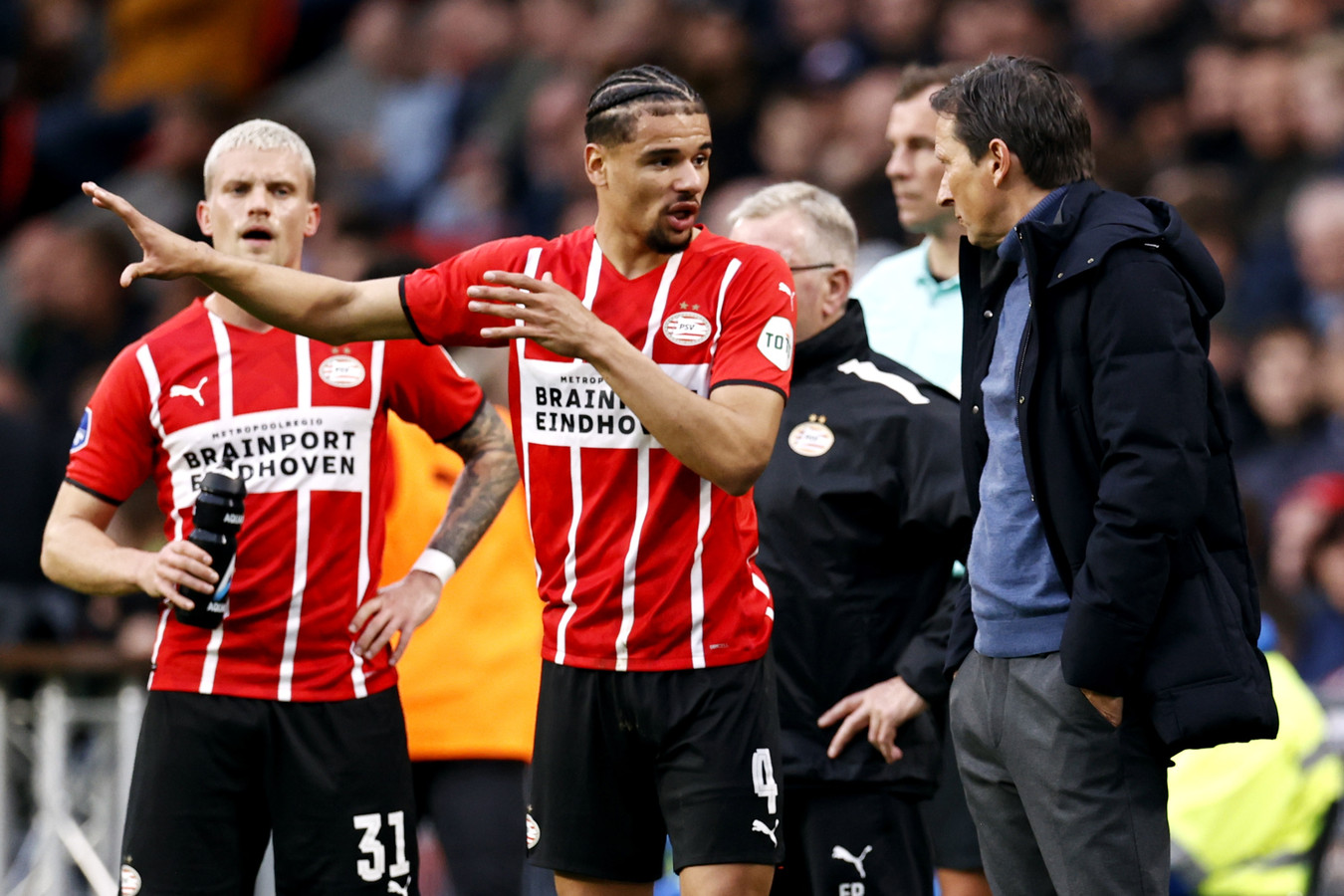 Armando Obispo krijgt aanwijzingen van trainer Roger Schmidt bij PSV.