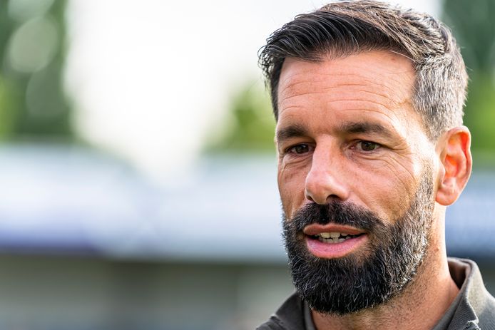 Ruud van Nistelrooy wil met Jong PSV maandagavond de eerste seizoenszege binnenhalen.