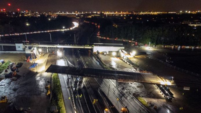 Het eerste gedeelte van de nieuwe brug over de Brusselse ring in Zaventem werd afgelopen weekend geplaatst.