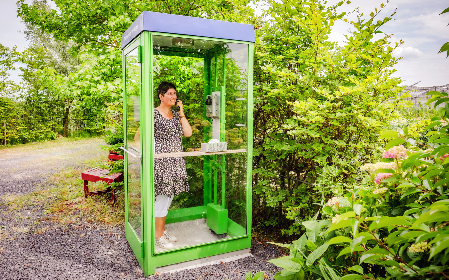 In deze telefooncel bel je overleden dierbaren: ‘Alleen al zijn nummer ...