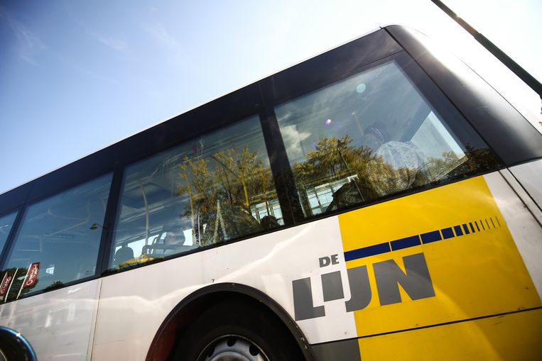 Chauffeur krijgt klappen in gezicht: amper bussen tussen Brussel en door staking in stelplaats Meerbeke | De Morgen