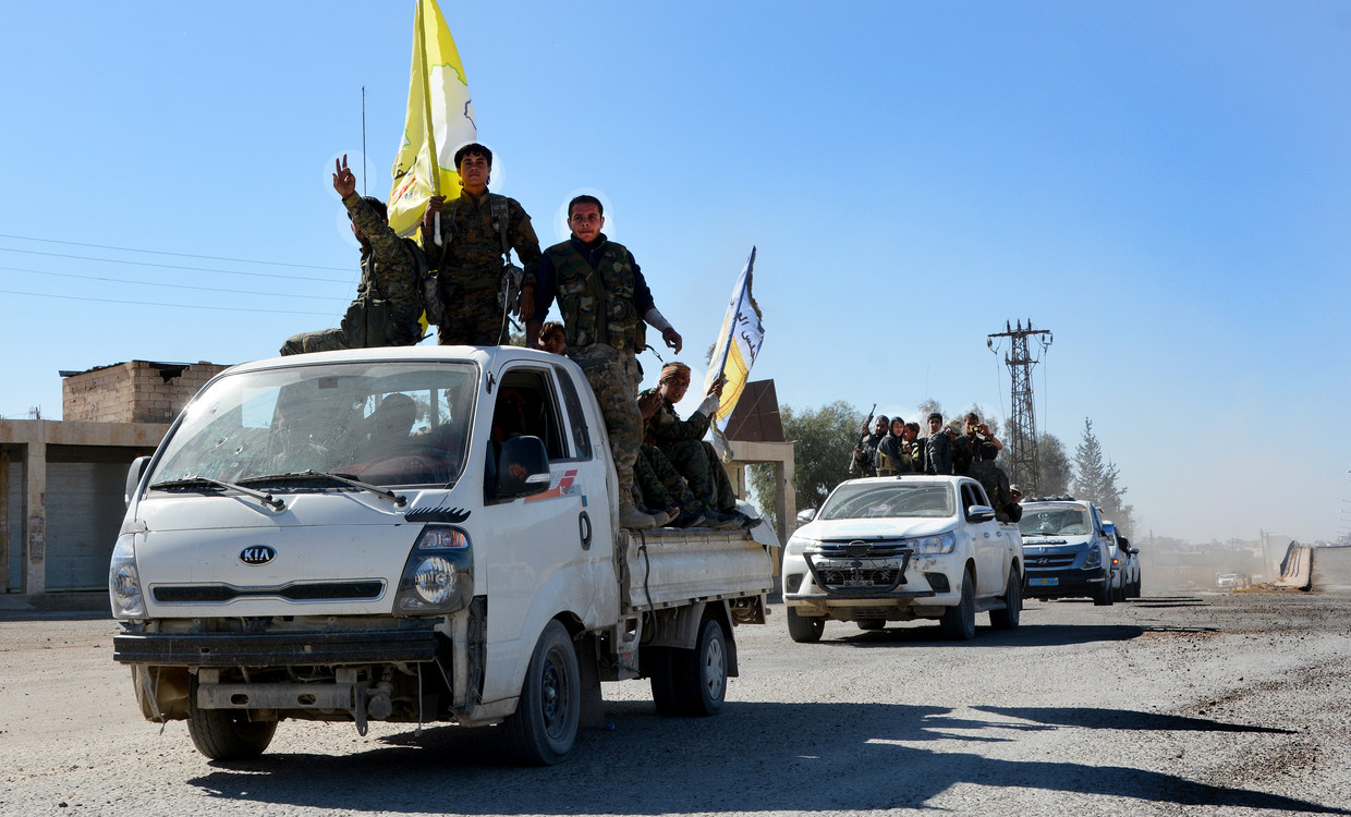 Strijdkrachten van de Syrische Democratische Strijdkrachten (SDF) bij de bevrijding van Raqqa.  Beeld EPA