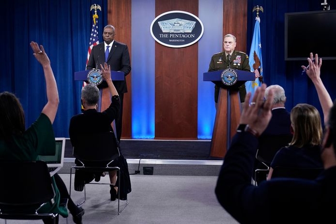 Minister van Defensie Lloyd Austin (links) en  generaal Mark Milley tijdens een persconferentie over de Chinese raket.