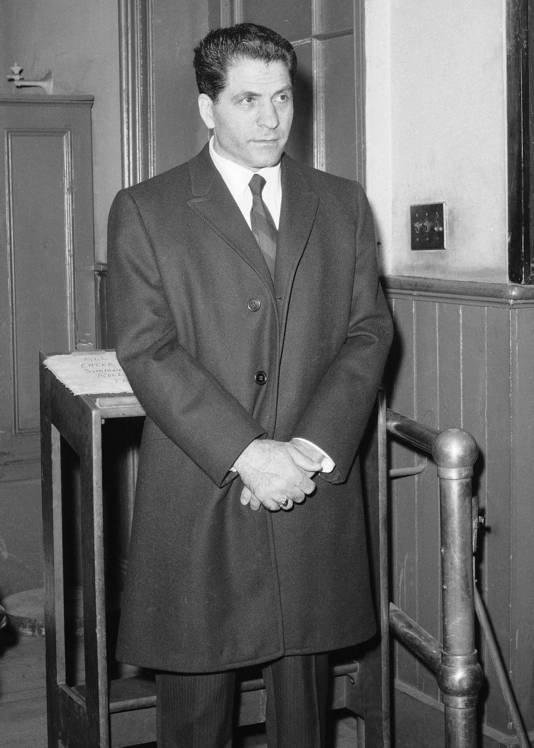 John 'Sonny' Franzese op het politiebureau in New York na een aanhouding begin jaren zestig voor illegale gokactiviteiten.