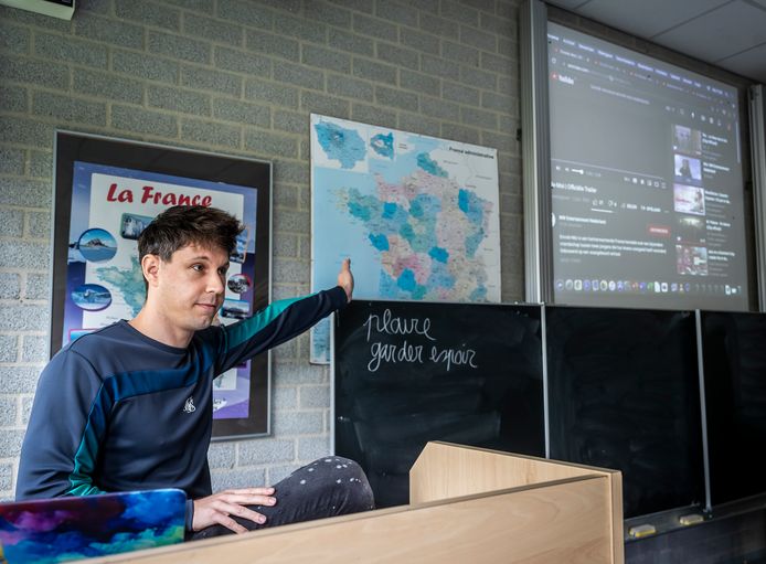 Berrie de Zeeuw in 2021 voor de klas, op het Pius X College. Door zijn bijzondere lesmethode was hij genomineerd voor de titel Filmleraar van het Jaar.