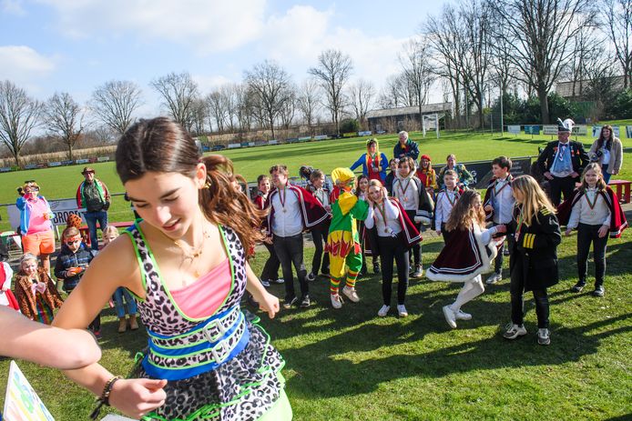 Carnavallympics voor jonge Erpelrooiers bij VCW. Er werd ook gedanst deze middag.