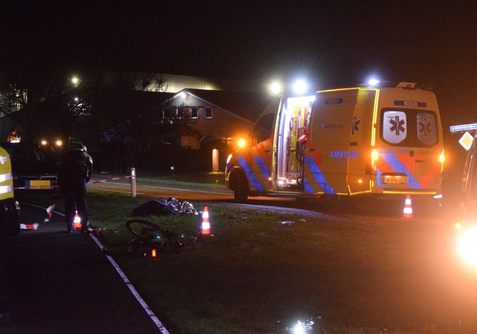 De fietser (18) kwam op de Meilandsedijk in Azewijn in botsing met een auto.