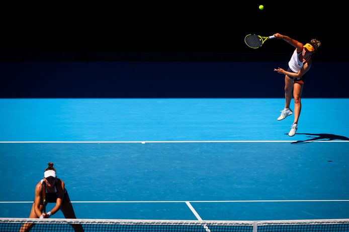 Elise Mertens en Veronika Kudermetova in actie.