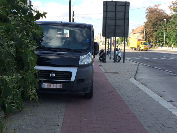 Wie parkeert op een voet- of fietspad begaat een overtreding in de tweede graad en ziet zijn of haar boete oplopen tot 116 euro.