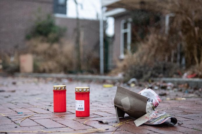 Buurtbewoners hebben kaarsjes op de plek van het incident gezet.