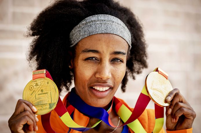 Sifan Hassan poseert met de gouden medailles van de 10.000 meter en de 1500 meter die ze heeft gewonnen op de wereldkampioenschappen in Doha.