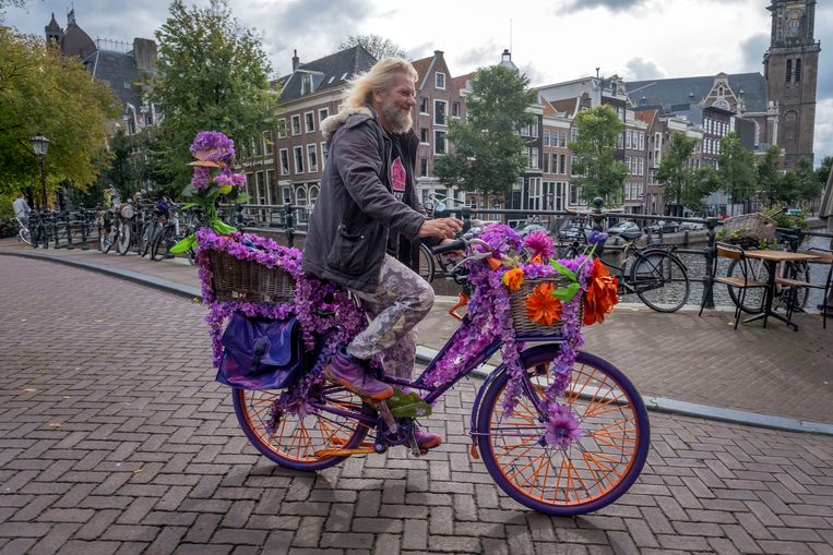 De Amerikaan Warren Gregory fleurt al jaren Amsterdam op met vrolijke fietsen. Beeld Patrick Post