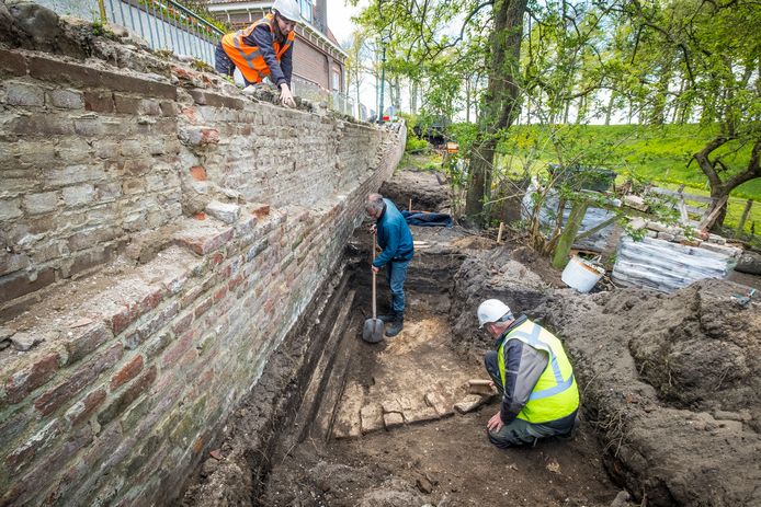 Mei van dit jaar; bij archeologisch onderzoeken worden de contouren van een oud rondeel blootgelegd in de tuin van de gebroeders Deetman.