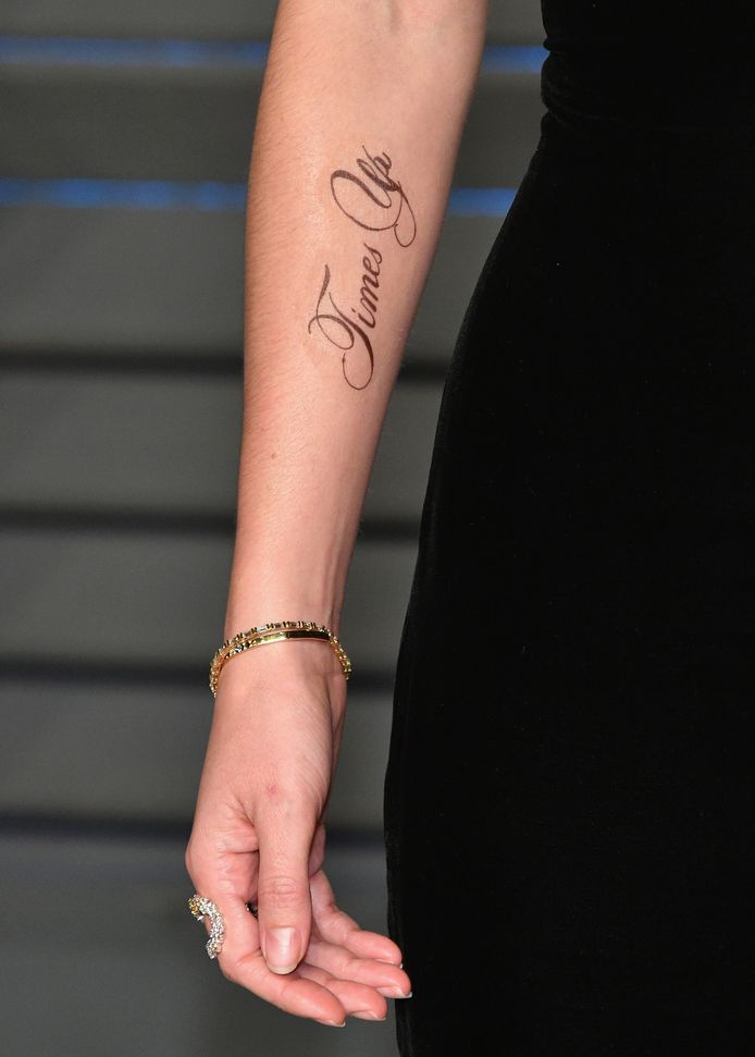 Emma Watson - de plakranden van haar tattoo zijn in close-up goed te zien.