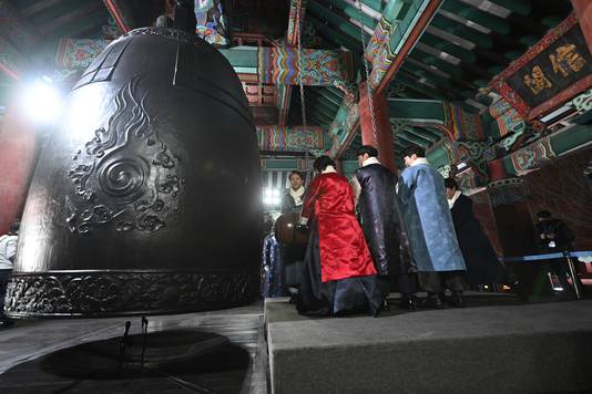 33 brani al Bosingak Pavilion di Seoul suonano per il nuovo anno.