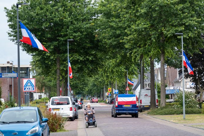 Nadat vlaggen in de gemeente Oldebroek eerder zijn verwijderd, hangen ze er nu opnieuw.