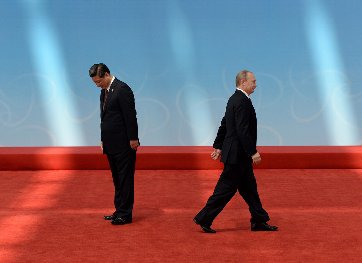 De Russische president Vladimir Poetin is ontvangen door de Chinese president Xi Jinping bij de openingsceremonie van een conferentie over samenwerking in Azië.  Beeld ANP / AFP