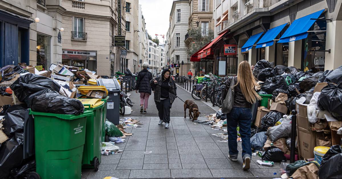 Paris deploys excavators to clean the city streets of garbage |  outside
