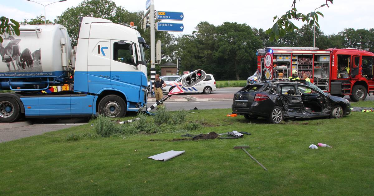 Lange file op A58 bij Molenschot na ongeluk tussen auto en vrachtwagentje.