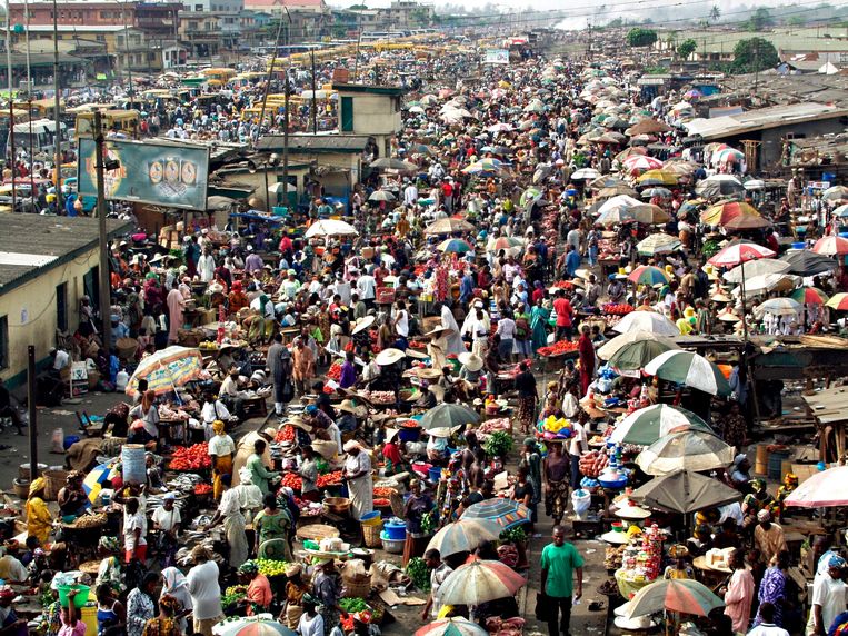 Drukte op de markt in Lagos, Nigeria. Beeld BELGAIMAGE
