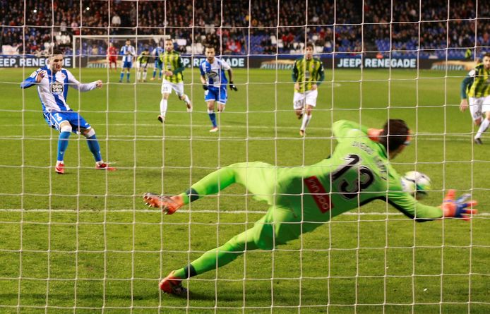 Diego Lopez keert de strafschop van Lucas Pérez.