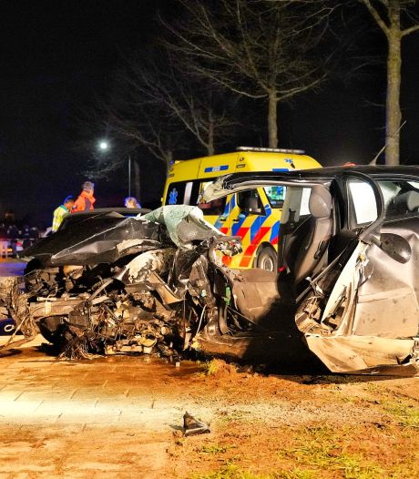Auto knalt tegen boom in Ulicoten: bestuurder zwaargewond, politie onderzoekt mogelijke straatrace