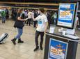 Terugkerende reizigers krijgen op luchthaven Schiphol een gratis zelftest uitgedeeld.