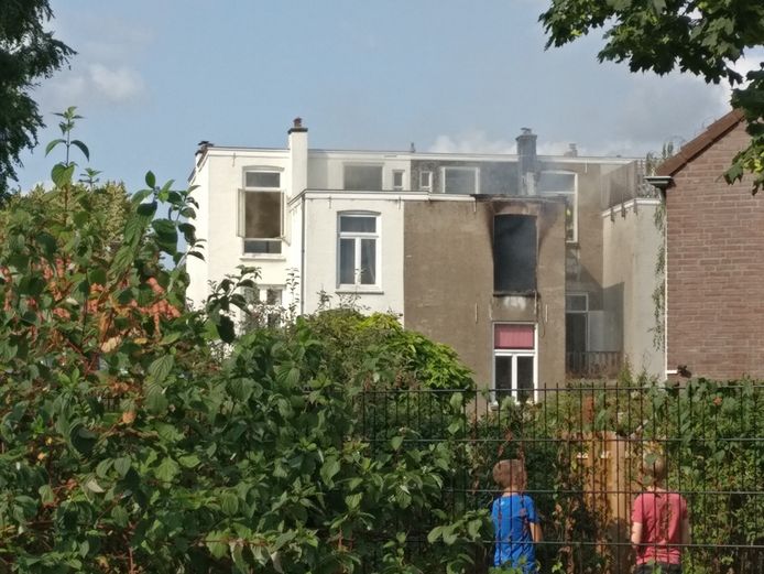 Op de Voorstadslaan is brand uitgebroken in een woning. Volgens getuigen ging er een explosie aan vooraf.