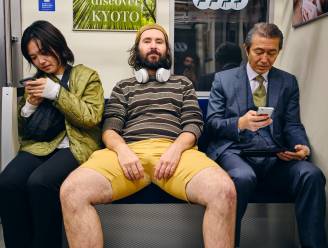 “Vrouwen: doe je benen open.” Socialemedia-accounts klagen over mannen die wijdbeens op trein, tram of bus zitten 