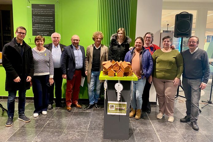 Welzijnsschakel Ommekeer Erpe-Mere overhandigde het gemeentebestuur een zelfgemaakt kunstwerk als symbolische vraag voor meer en betaalbaar (sociaal) wonen.