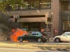 Auto vat vuur in Sint-Lievenslaan, vuur slaat over op andere wagen 
