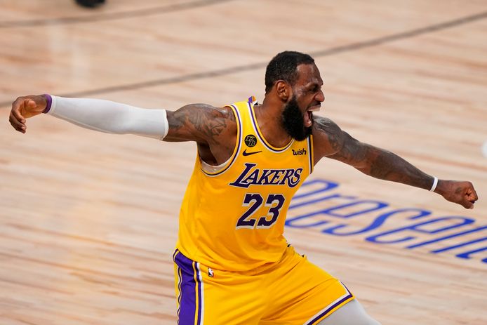 LeBron James van LA Lakers viert de overwinning. De ploeg uit Californië heeft de zeventiende NBA-titel voor het grijpen.