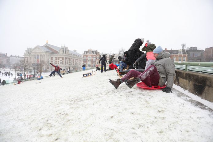Amsterdam: pour l'instant, la neige n'est que plaisir mais la tempête prendra de la vigueur en fin de journée