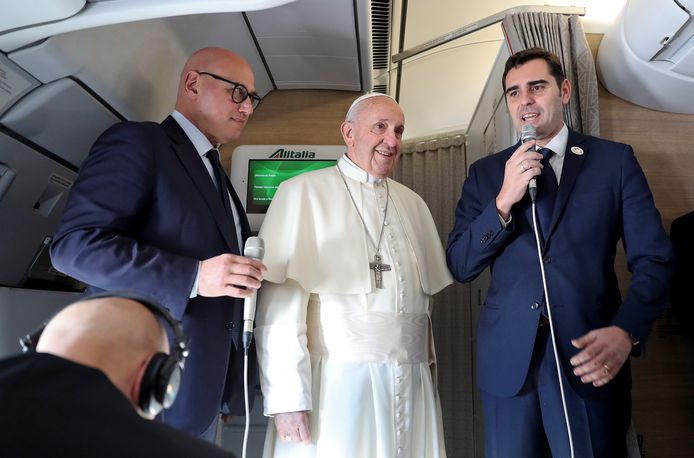 Paus Franciscus spreekt met journalisten tijdens zijn vliegreis naar Panama