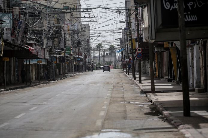 Een lege straat in de Gazastrook door het coronavirus.