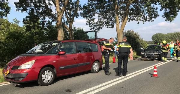 Tak valt uit boom: drie auto's knallen op elkaar in Rossum