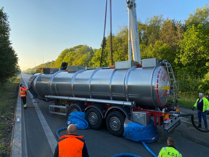 Een gekantelde vrachtwagen zorgde voor heel wat verkeershinder op de E34 in Zoersel.