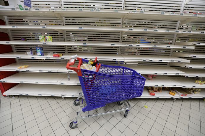 Illustration: chariot devant un rayon dévalisé dans un Carrefour