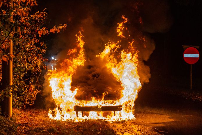 Een auto is uitgebrand op een afrit van de A27 bij Oosterhout.