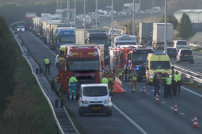 Man (31) Komt Om Bij Ongeluk Op A59 Nadat Bestelbus Op Vrachtwagen Botst En  In Brand Vliegt | Brabant | Gelderlander.Nl