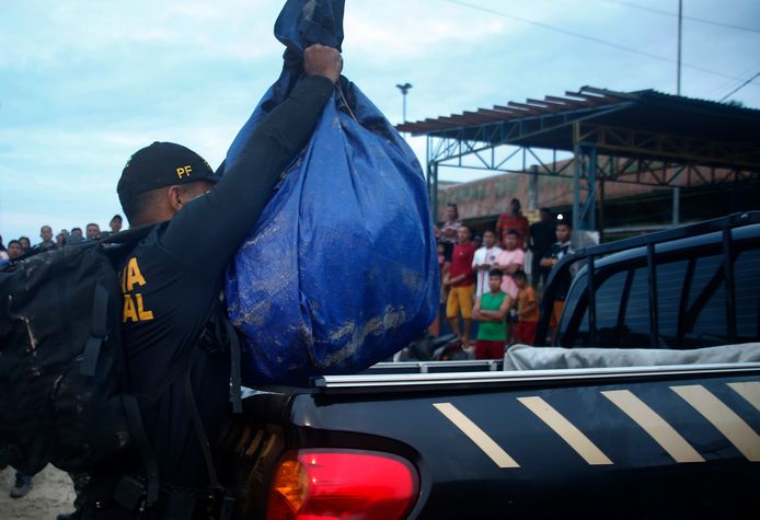 Een agent laadt voorwerpen in een wagen die worden gelinkt aan de verdwijning van de vermiste Britse journalist Dom Phillips en de Braziliaanse expert in inheemse zaken Bruno Pereira.