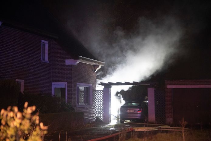 De achterbouw van een woning op Westremdries brandde volledig uit.