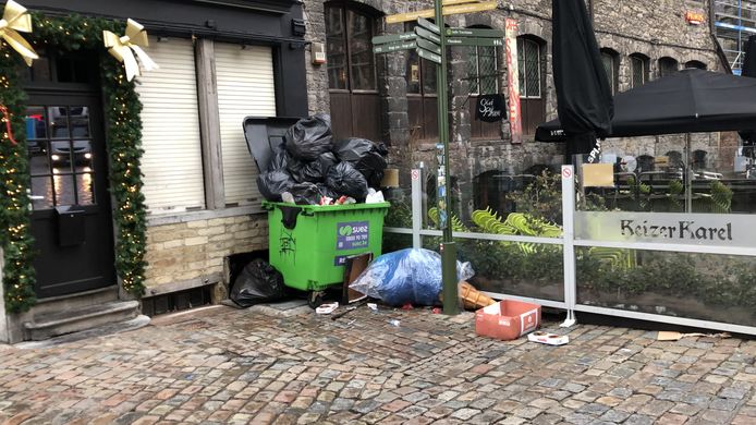 Afval verzamelt afval, blijkbaar.