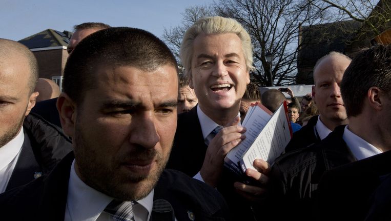 Geert Wilders deelt 'verzetspepperspray' uit op de markt in Spijkenisse Beeld ap