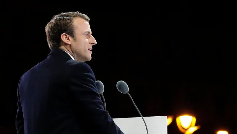 Emmanuel Macron levert een speech nabij de piramide van het Louvre op 7 mei. Beeld epa