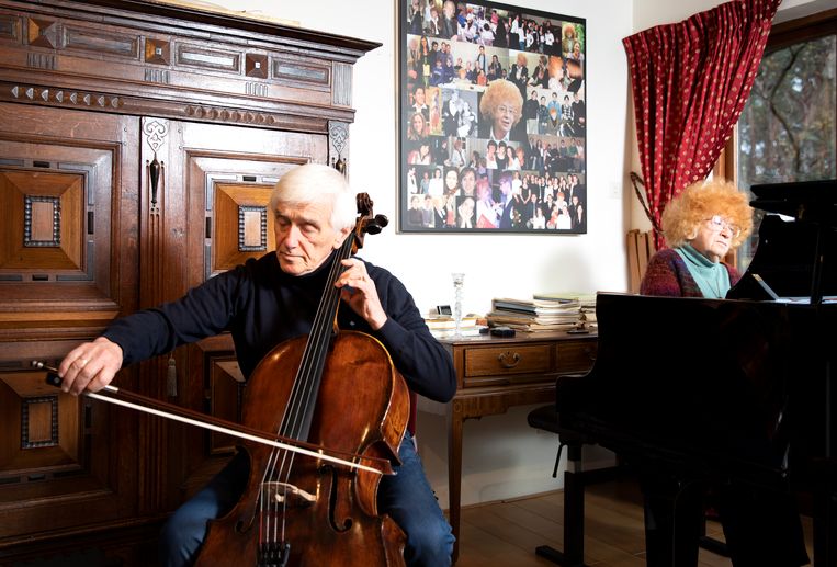 Cellist Dmitry Ferschtman en pianist Mila Baslawskaja in hun huis in Bosch en Duin. Beeld Judith Jockel