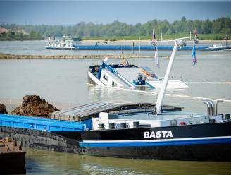Belgisch schip breekt in tweeën en zinkt bij laden van zand in Nederland 
