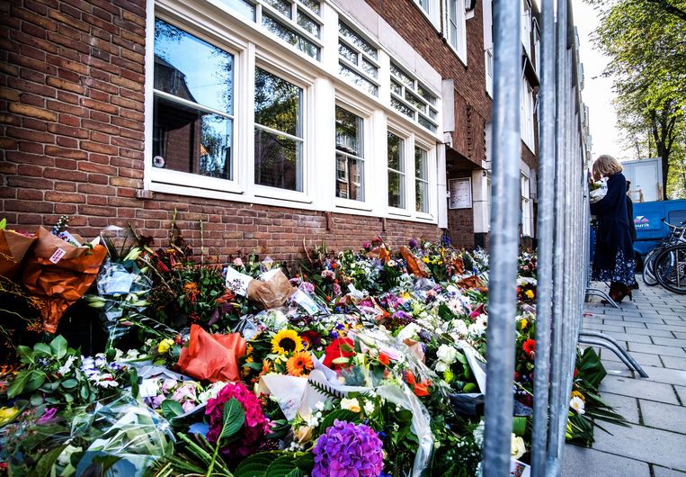 De bloemenzee bij het kantoor van de vermoorde Wiersum in september. Beeld ANP