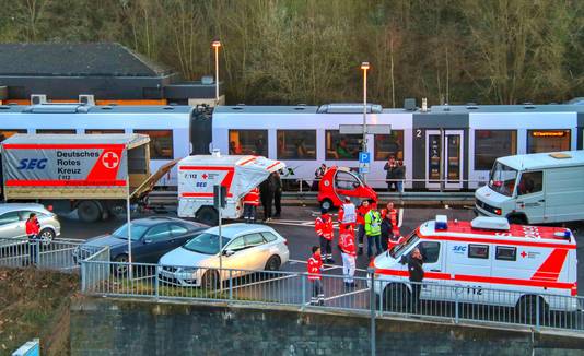 De trein met circa 70 passagiers stopte in station Idar-Oberstein. De passagier met ziekteverschijnselen is overgebracht naar een ziekenhuis.