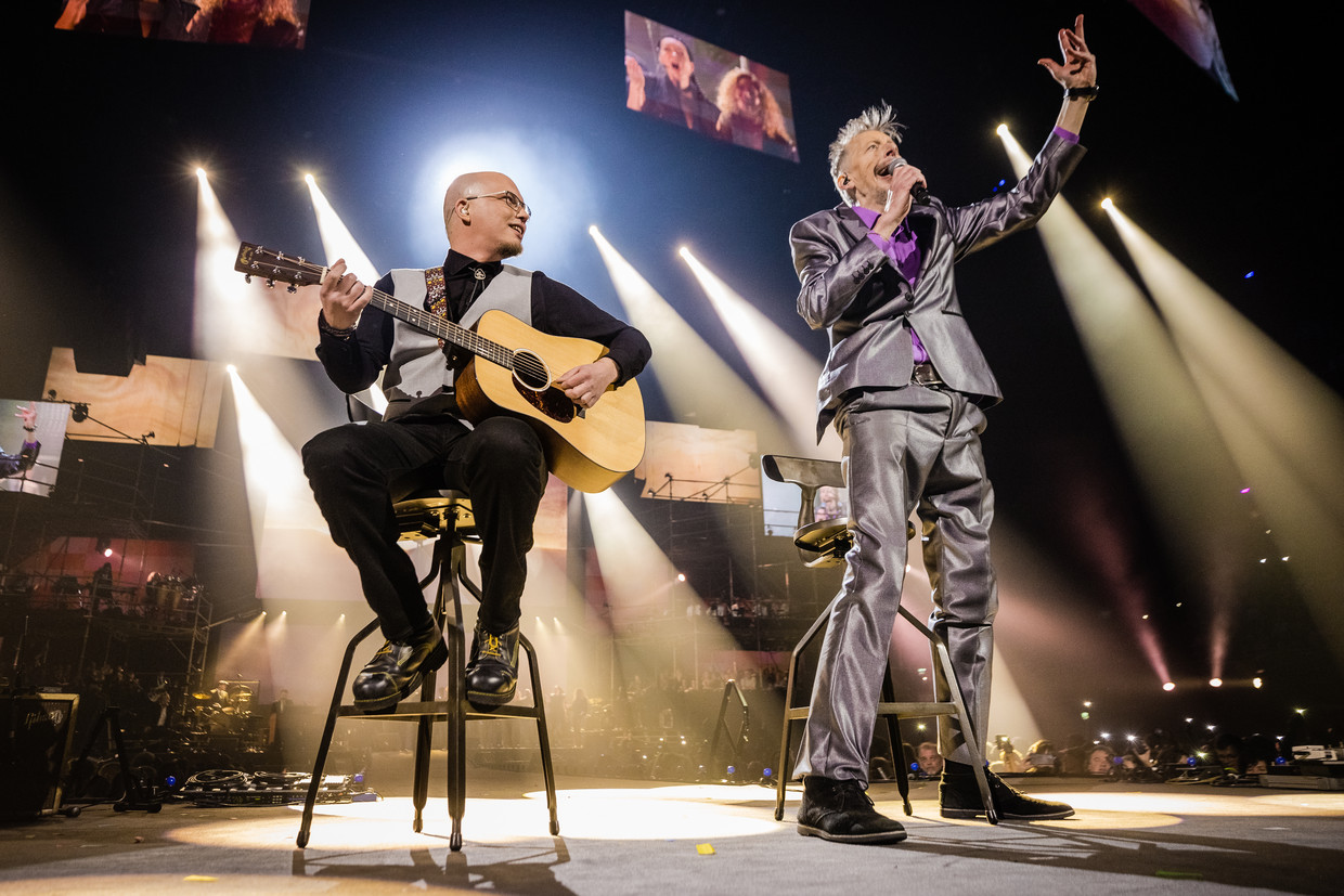 Jan Root memimpin dengan Matthijs pergi ke pintu.  Patung Ben Hodijk